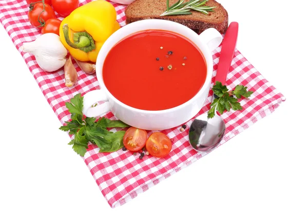 Sopa de tomate saborosa e legumes, isolados em branco — Fotografia de Stock