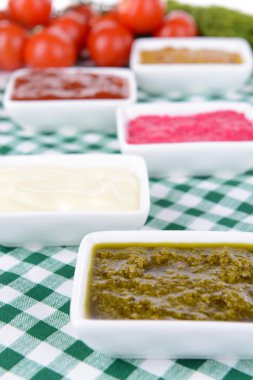Tablo yakın çekim üzerinde çeşitli soslar