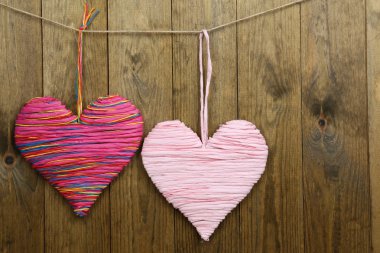 ahşap zemin üzerinde dekoratif Kalpler