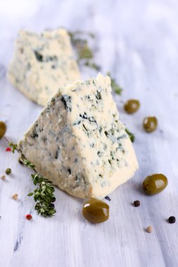 lezzetli mavi peynir ile kekik ve zeytin ahşap tablo