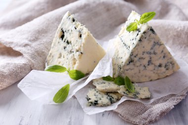 kağıt üzerinde Fesleğenli lezzetli mavi peynir