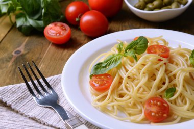 leziz spagetti domates plaka üzerinde tablo yakın çekim