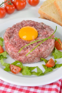 lezzetli biftek tartare ile sarısı plaka üzerinde tablo yakın çekim