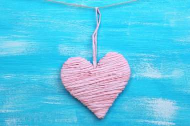 Ahşap arka planda dekoratif kalp