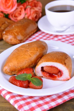 taze pişmiş pasties plaka üzerinde tablo close-up çilekleri ile