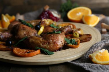 ev yapımı tavuk ızgara sebzeler ahşap zemin üzerinde ahşap tepsi