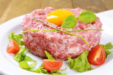 lezzetli biftek tartare ile sarısı plaka üzerinde tablo yakın çekim