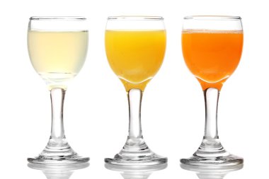 Gözlüklü beyaz izole tropikal meyve suları