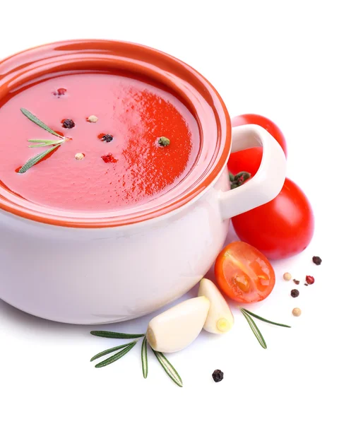 可口的西红柿汤和蔬菜，孤立的白色衬底上 — 图库照片