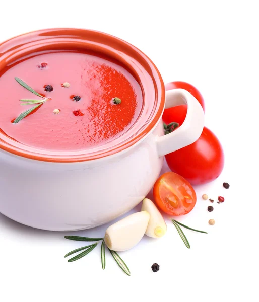 Sabrosa sopa de tomate y verduras, aislado en blanco —  Fotos de Stock