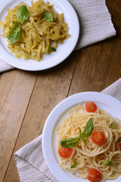 Deliciosos espaguetis con tomates en plato en la mesa de primer plano — Foto de Stock