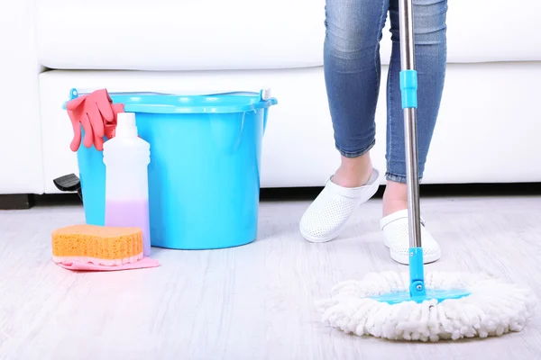 Piso de limpieza en la habitación primer plano —  Fotos de Stock