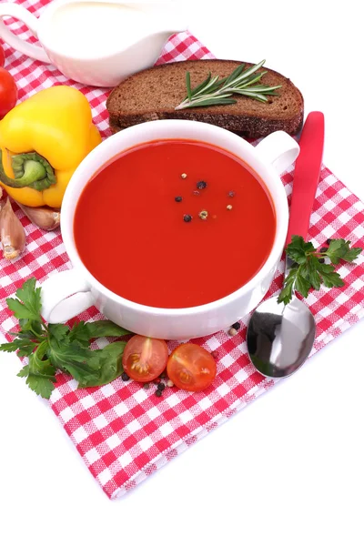 Smakelijke tomatensoep en groenten, geïsoleerd op wit — Stockfoto