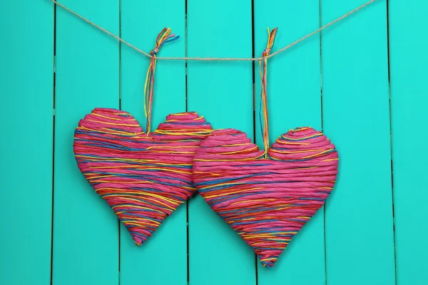 Dekorativní srdce na dřevěném pozadí — Stock fotografie