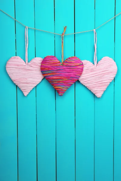 Corazón decorativo sobre fondo de madera — Foto de Stock