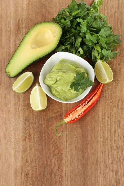 Friss guacamole tálba a fából készült asztal — Stock Fotó