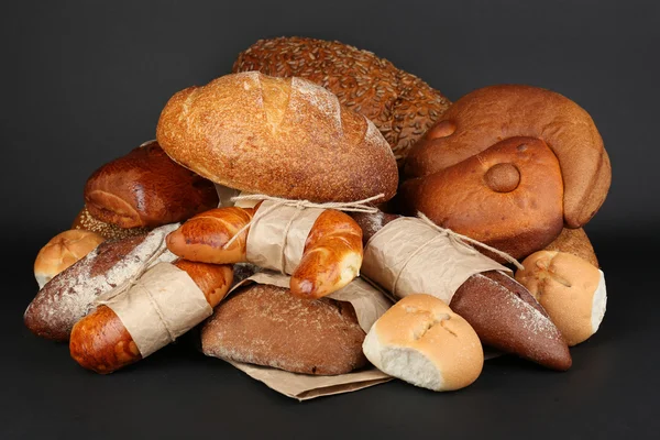 不同类型的面包在黑色背景上特写 — 图库照片