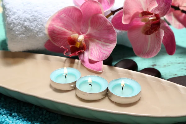 Prachtige spa omgeving met bloem op lichte achtergrond — Stockfoto