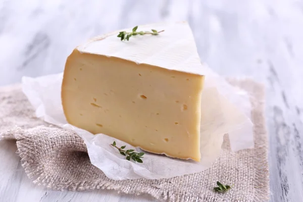 Sabroso queso Camembert con tomillo, sobre mesa de madera —  Fotos de Stock