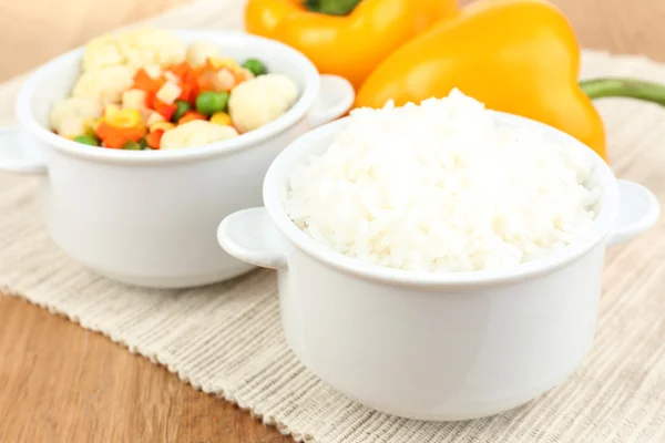 Ugotowany ryż z warzywami na drewnianym stole z bliska — Zdjęcie stockowe