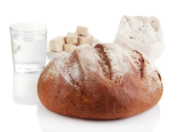 Composição com pão de centeio isolado sobre branco — Fotografia de Stock