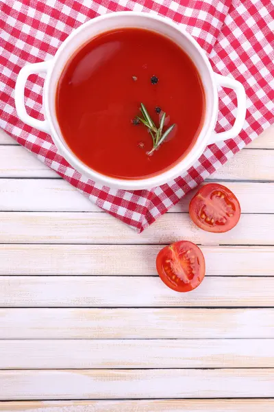 Soupe de tomates savoureuse sur table en bois — Photo