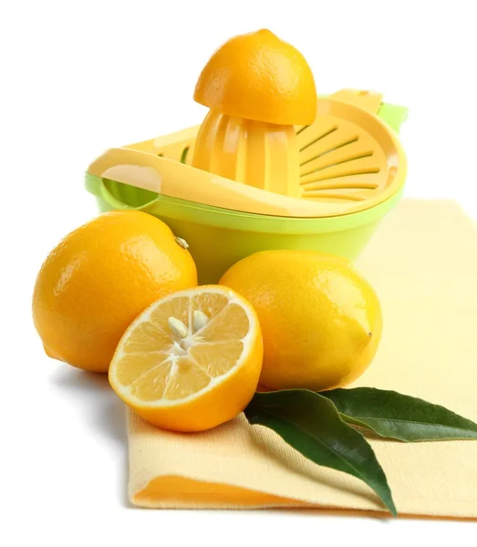 Zitruspresse und Zitronen isoliert auf weiß — Stockfoto