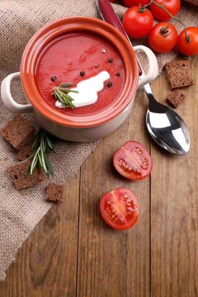 Smakelijke tomatensoep op houten tafel — Stockfoto