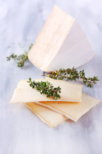 Savoureux fromage camembert au thym, sur table en bois — Photo