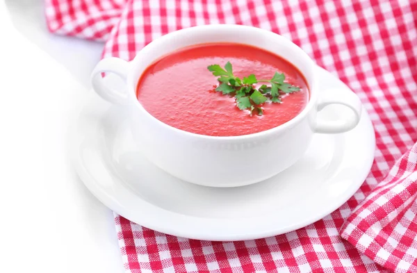 Вкусный томатный суп, изолированный на белом — стоковое фото