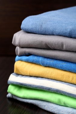 koyu arka plan üzerinde renkli elbise yığını