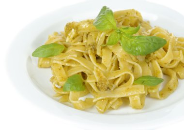 lezzetli pasta plaka yakın çekim üzerine pesto ile