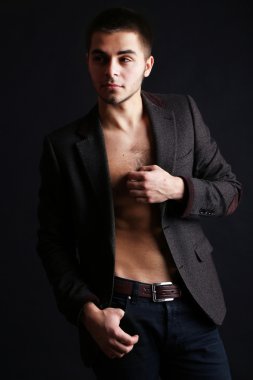koyu arka plan üzerinde yakışıklı genç
