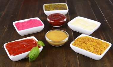 Tablo yakın çekim üzerinde çeşitli soslar