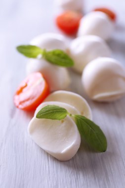 ahşap masa üstünde domates ve fesleğen ile lezzetli mozzarella peyniri