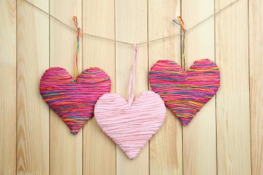 Ahşap arka planda dekoratif kalp