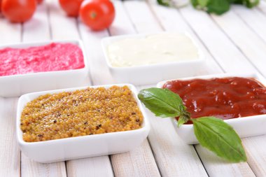 Tablo yakın çekim üzerinde çeşitli soslar
