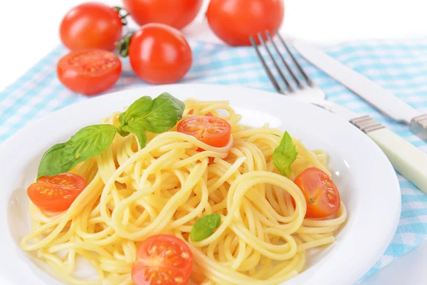 Delicious spaghetti with tomatoes on plate on table close-up — Stock Photo, Image