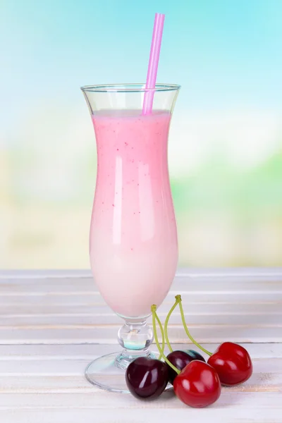 Milk shake på bordet på ljusblå bakgrund — Stockfoto