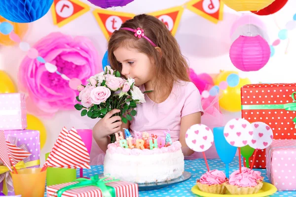 Досить маленька дівчинка святкує свій день народження — стокове фото