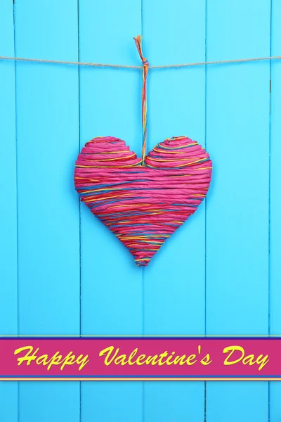 Corazón decorativo sobre fondo de madera — Foto de Stock