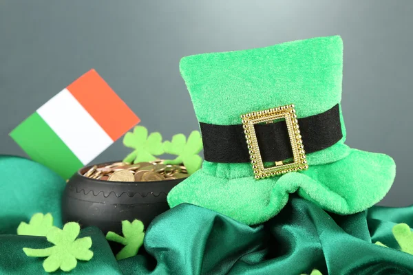 Αγίου Πατρικίου Ημέρα καπέλο, δοχείο του χρυσά νομίσματα και ιρλανδική σημαία σε γκρι φόντο — Φωτογραφία Αρχείου