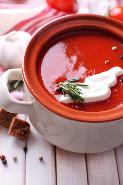 Sabrosa sopa de tomate sobre mesa de madera —  Fotos de Stock