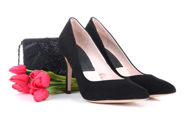 Piękne czarne kobiece buty, torby i kwiaty na białym tle — Zdjęcie stockowe