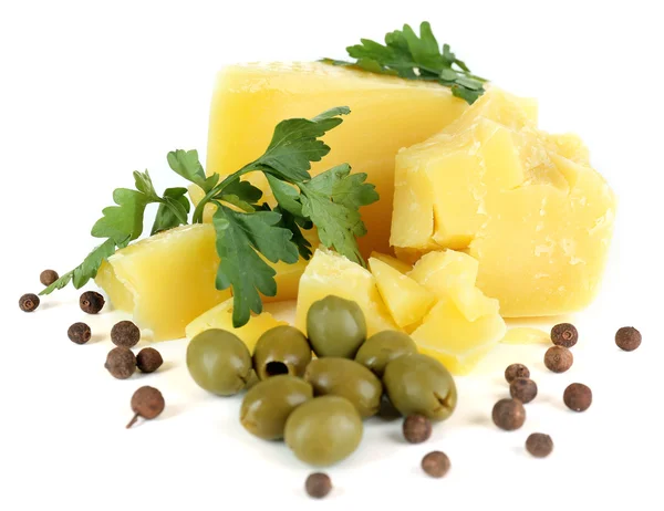 Parmesan, frische Kräuter und Oliven isoliert auf weiß — Stockfoto