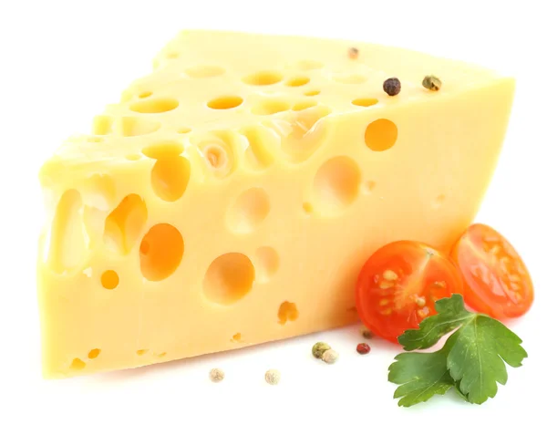 Stück Käse und Tomaten, isoliert auf weiß — Stockfoto