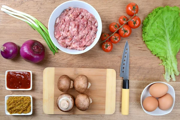 Produtos diferentes na mesa de cozinha close-up — Fotografia de Stock