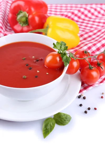 Smakelijke tomatensoep en groenten, geïsoleerd op wit — Stockfoto