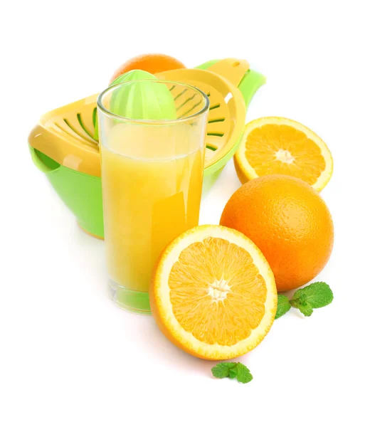 Citruspers en sinaasappelen geïsoleerd op wit — Stockfoto