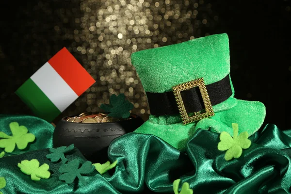Svatý patrick den klobouk, hrnec zlatých mincí a Irská vlajka na lesklém pozadí — Stock fotografie